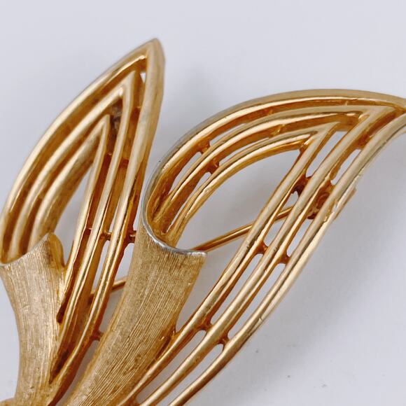 Vintage Signed Trifari Mid Century Brooch Leaf Openwork 1950s Gold Tone - Picture 3 of 9